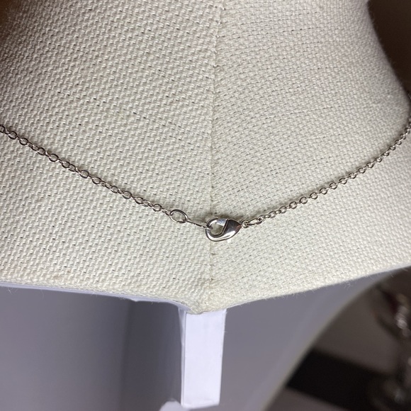 Silvertone Musical notes G clef necklace with rhinestones - Picture 4 of 4